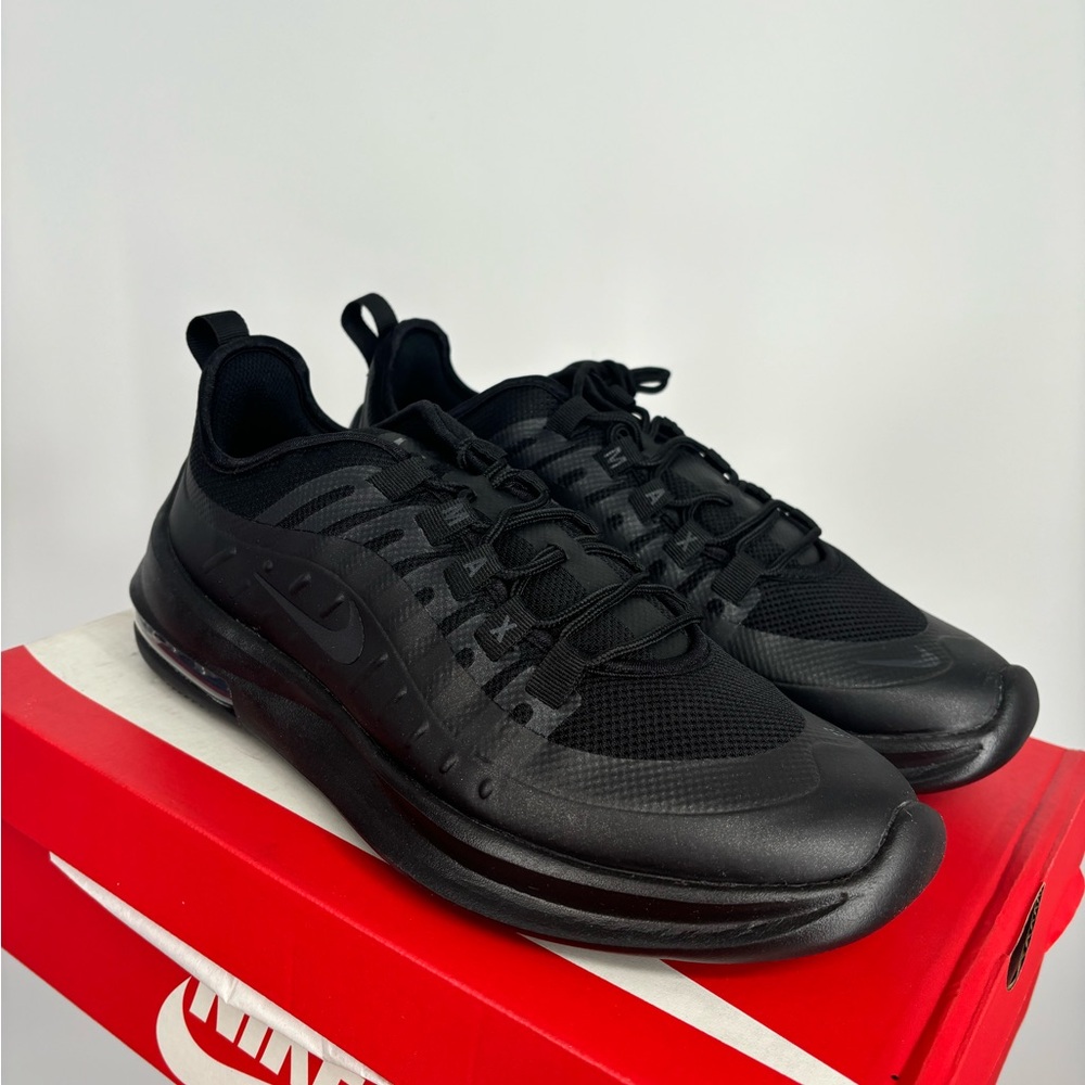 Nike Women’s Nike Air Max Axis Size 10